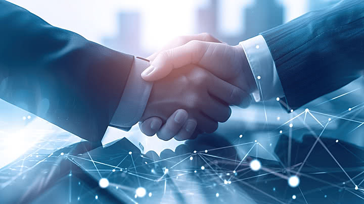 تعزيز الشراكة المجتمعية ودعم التطوير المؤسسي في جامعة الريادة الأهلي